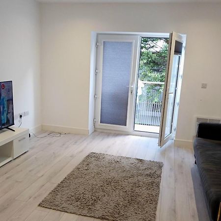 A Beautifully Furnished Master Bedroom In A Shared Apartment เอลส์เบอรี ภายนอก รูปภาพ